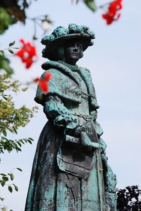 Auf dem Bild sieht man das Fräulein Maria Denkmal. © Stadt Jever